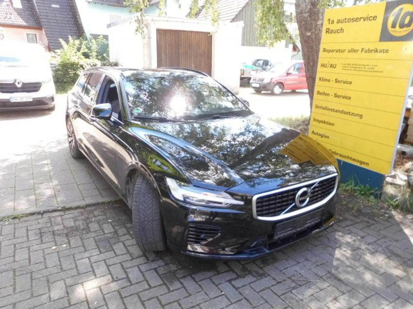 Volvo V60 R Design Recharge Plug-In Hybrid AWD AHK Schwarz - 1