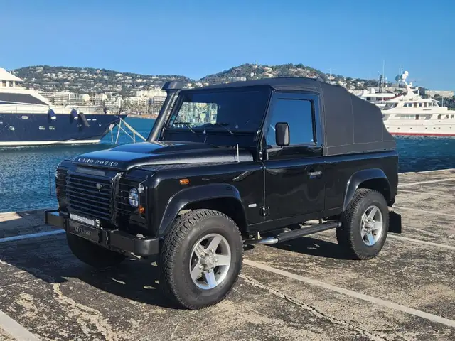 Land Rover Defender 90 Soft Top Cabriolet en version ultra-limitée Eden Park.