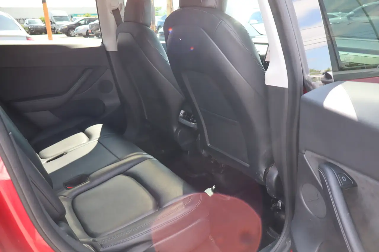 Tesla Model Y снимка Tesla Model Y