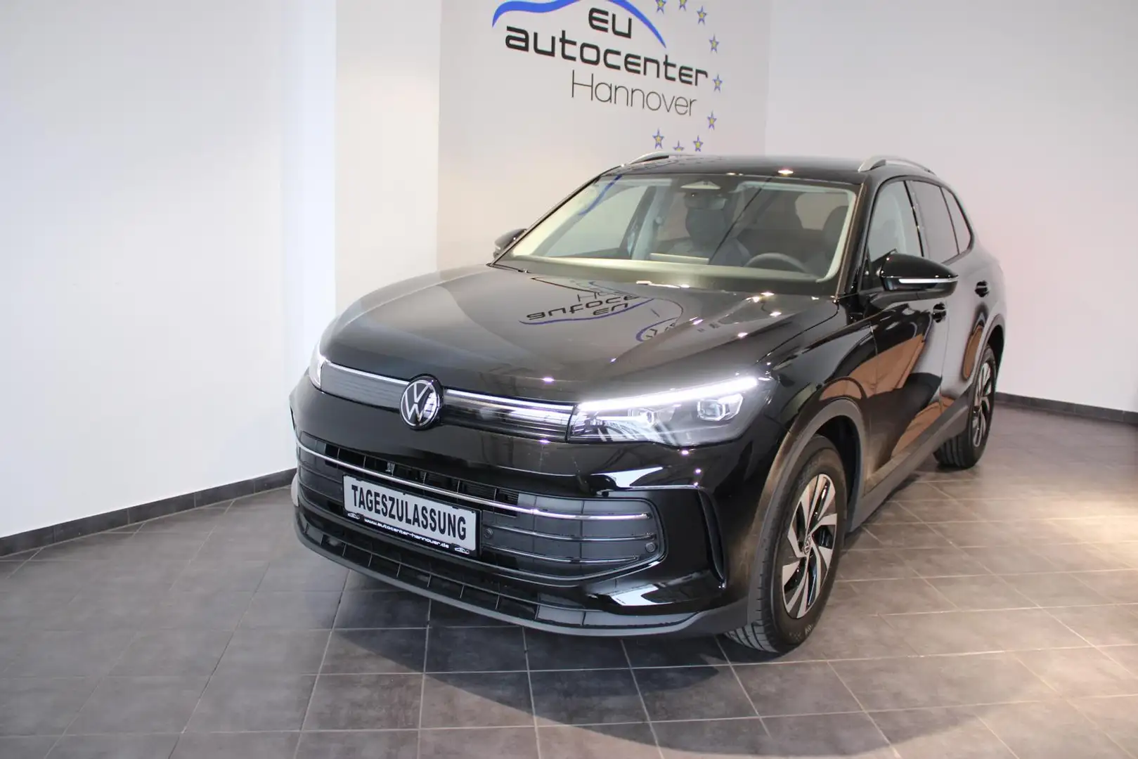 Volkswagen Tiguan 1.5 eTSI DSG Life 5-J-G AHK ACC LED PLUS Schwarz - 2