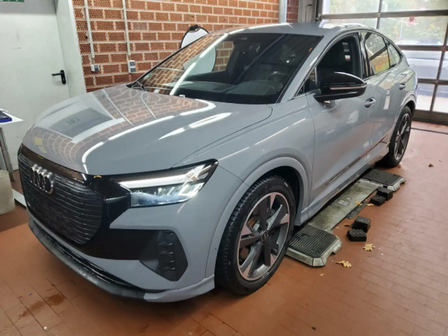 Audi Q4 e-tron 40 S line SONOS LED NAV+ KAM Grau - 2