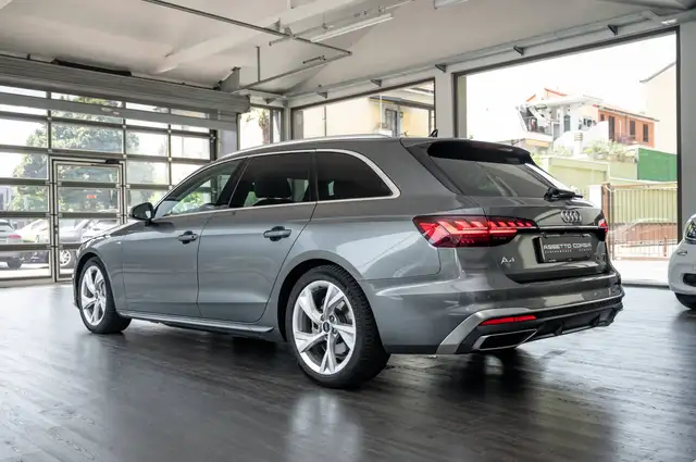 Audi A4 view 4