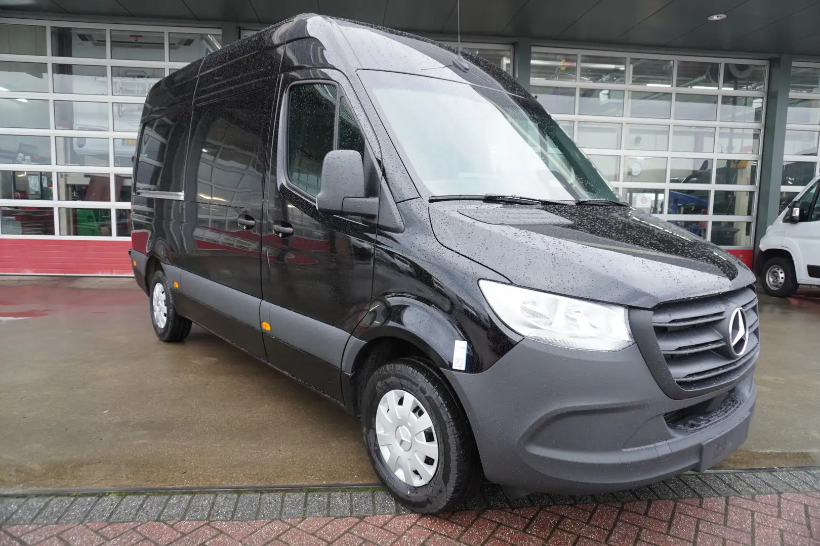 Mercedes-Benz Sprinter 317 CDI 170PK L2H2 Pro automaat Trekhaak 3.500KG N Černá - 2