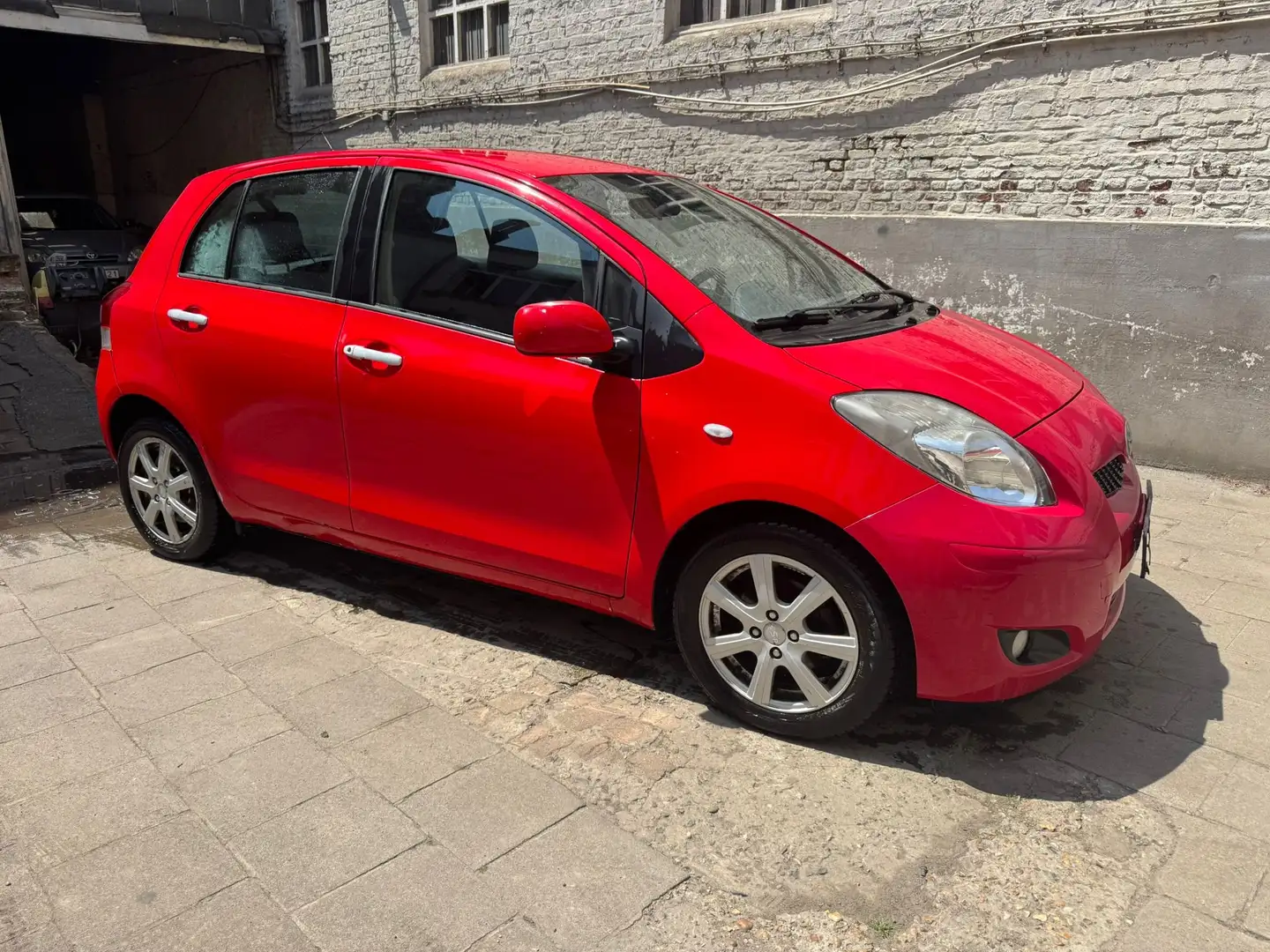 Toyota Yaris 1.33 VVT-iExport  Out side europe Rood - 2