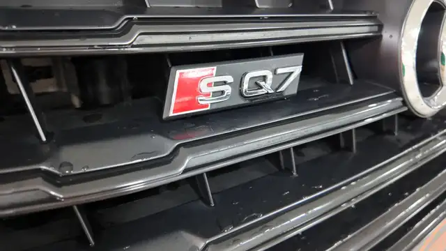 Audi SQ7 view 9