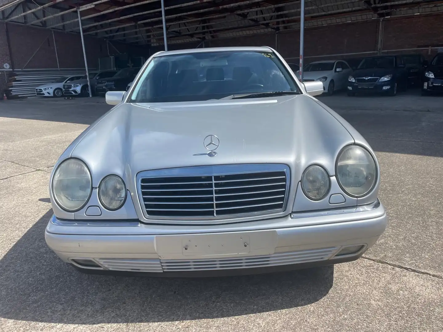 Mercedes-Benz E 290 TD AVANTGARDE/AUTOMATIK/SHZ/TEMPO Silber - 2