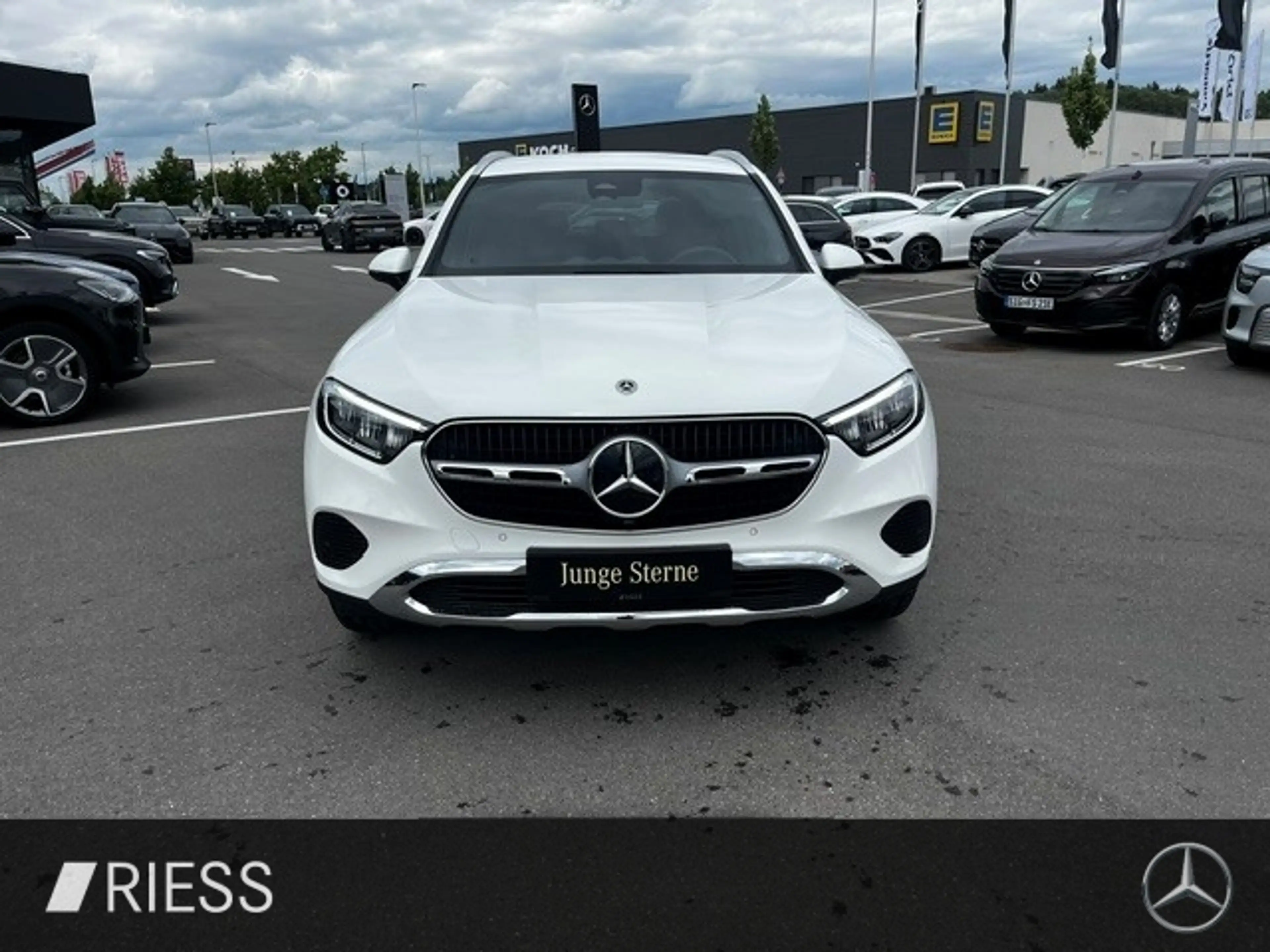 Mercedes-Benz GLC 200 4M Avantgarde Navi LED AHK Keyless 18" — photo 3