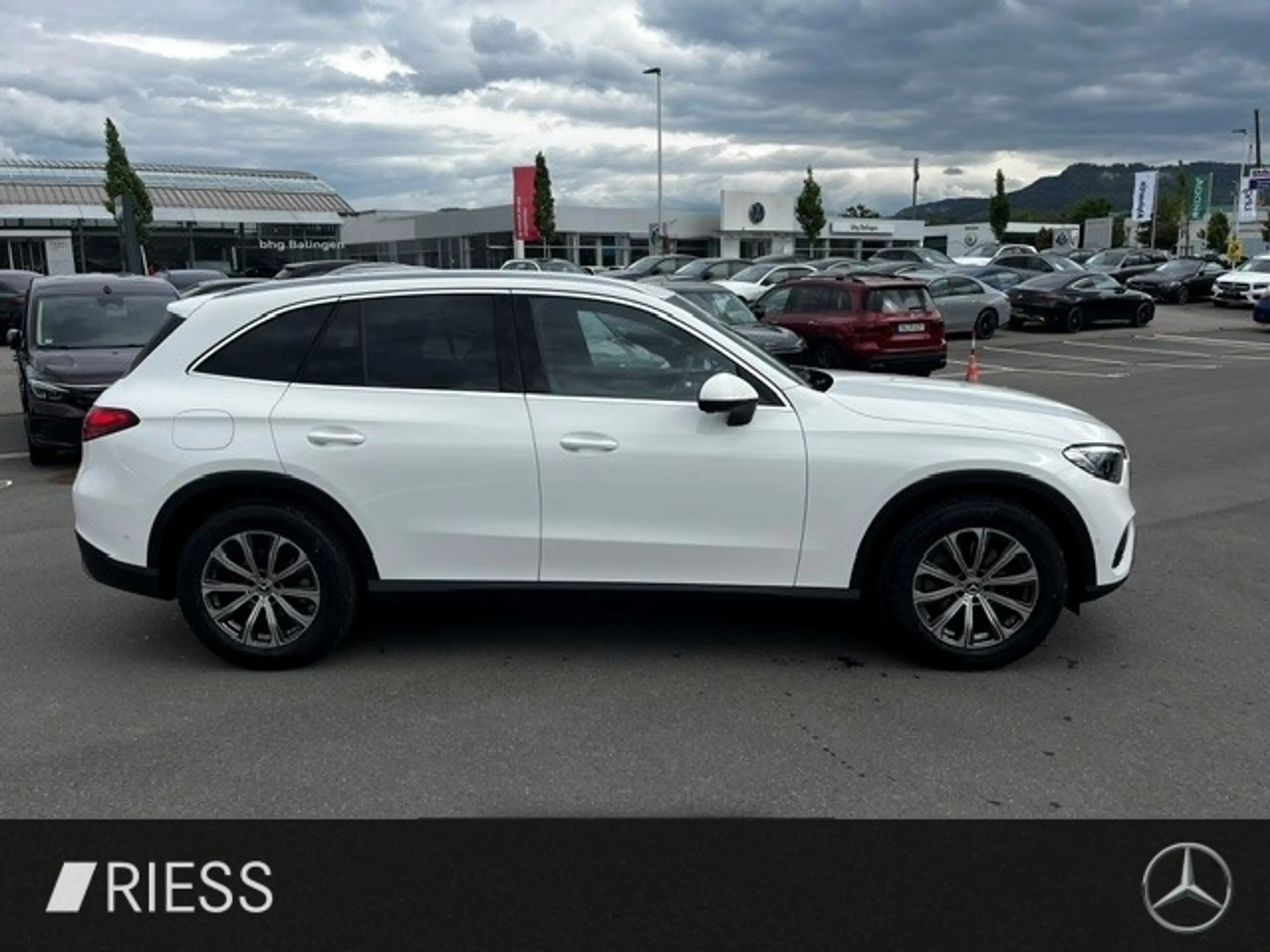 Mercedes-Benz GLC 200 4M Avantgarde Navi LED AHK Keyless 18" — photo 9