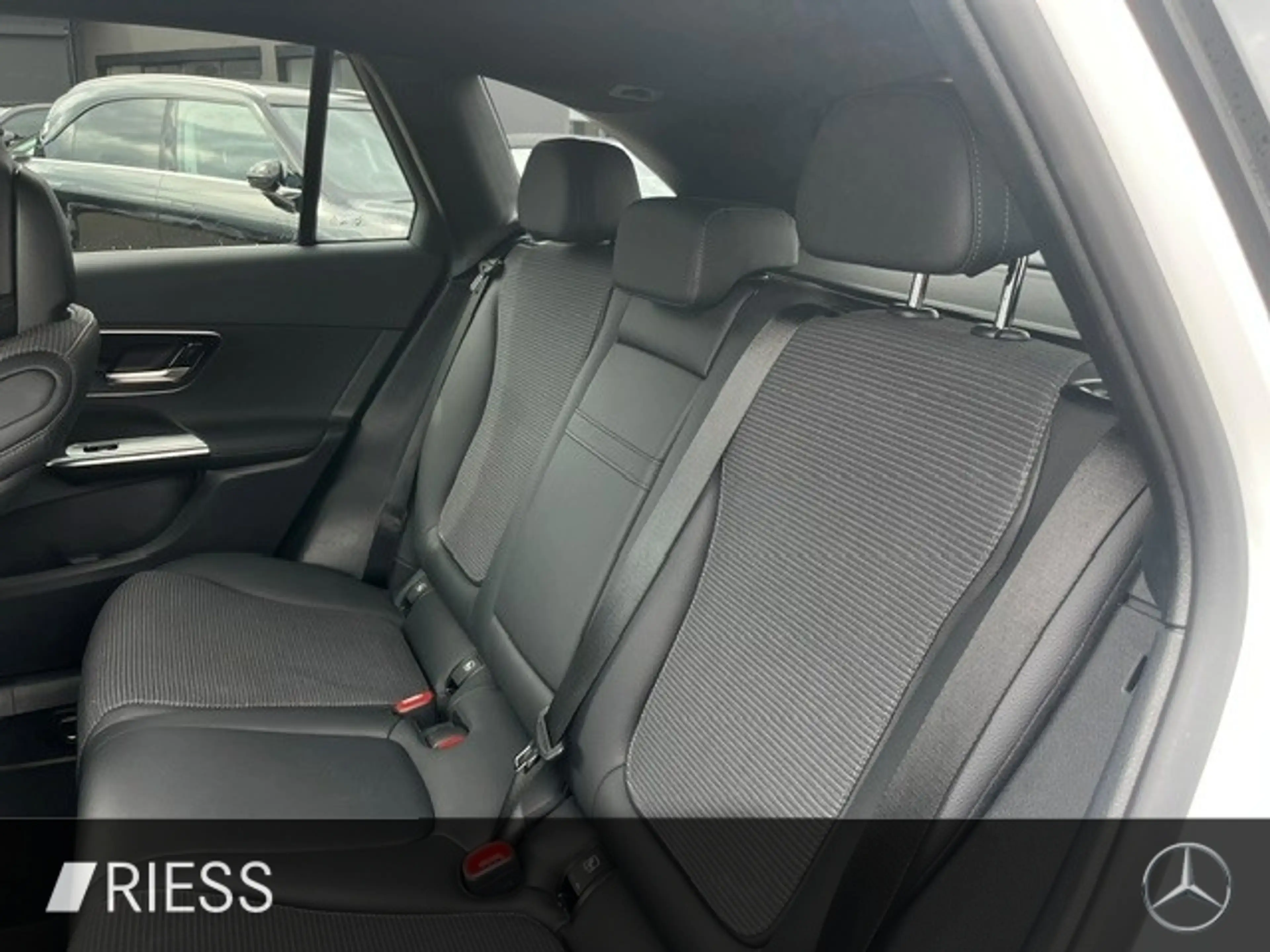 Mercedes-Benz GLC 200 4M Avantgarde Navi LED AHK Keyless 18" — photo 12