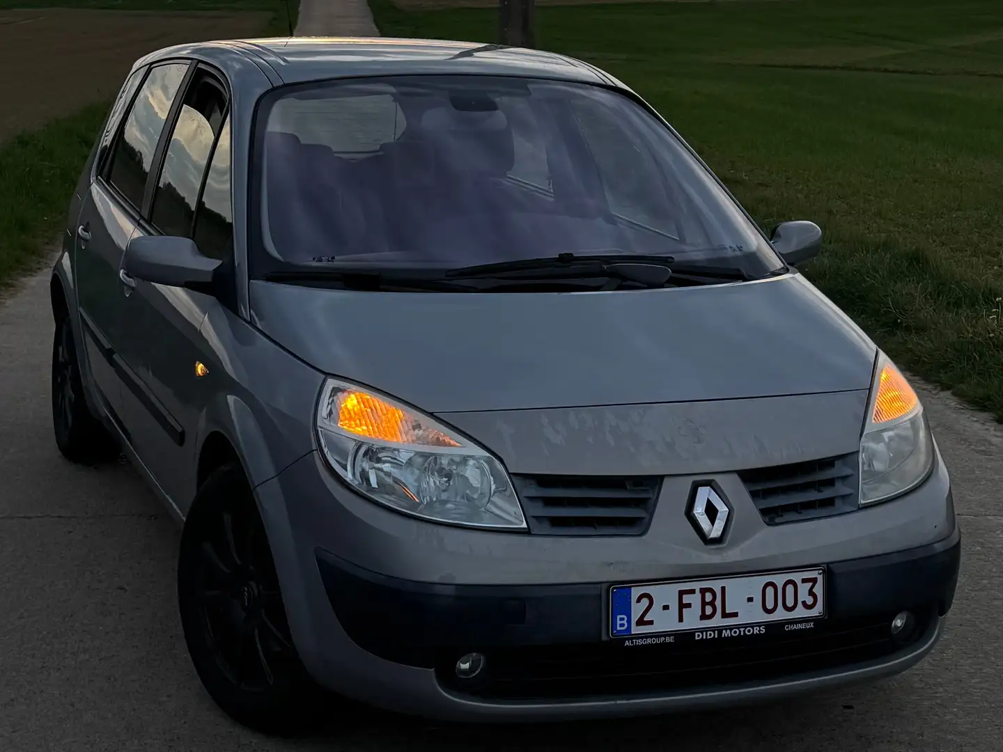 Renault Scenic Scenic 1.5 dCi Authentique Confort Grijs - 1
