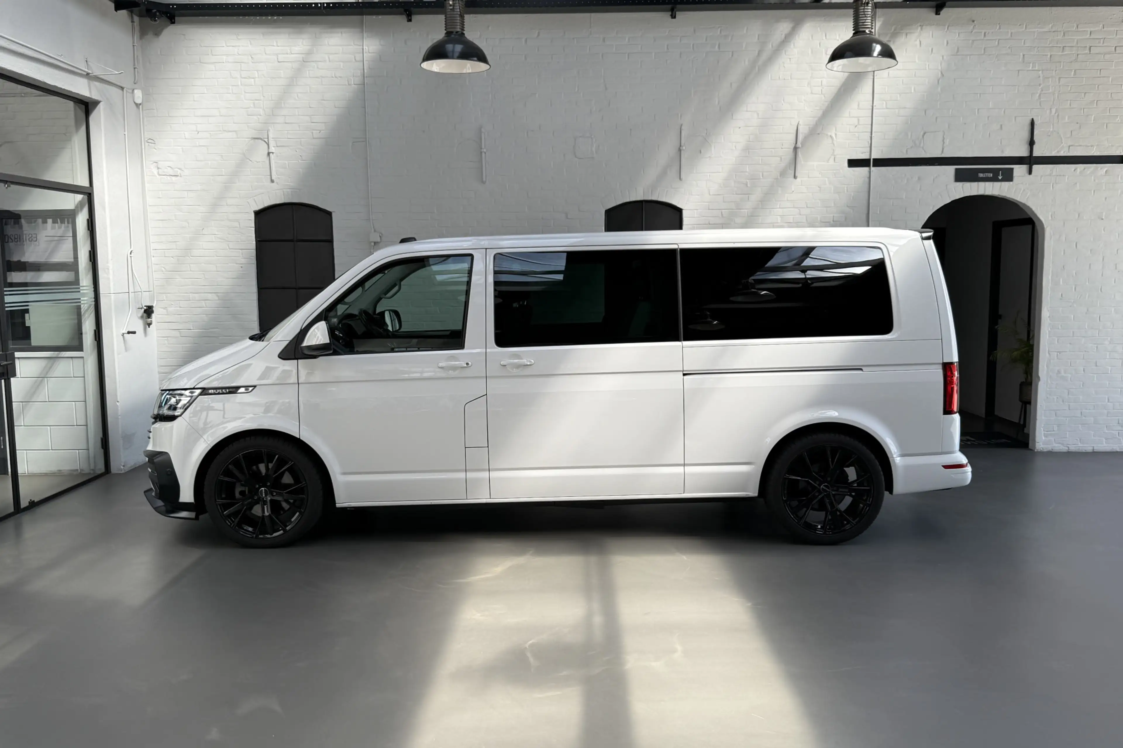 Volkswagen T6.1 Transporter 2.0 TDI L2H1 32 DC Bulli 204PK LEER / CAMERA / TV — photo 2