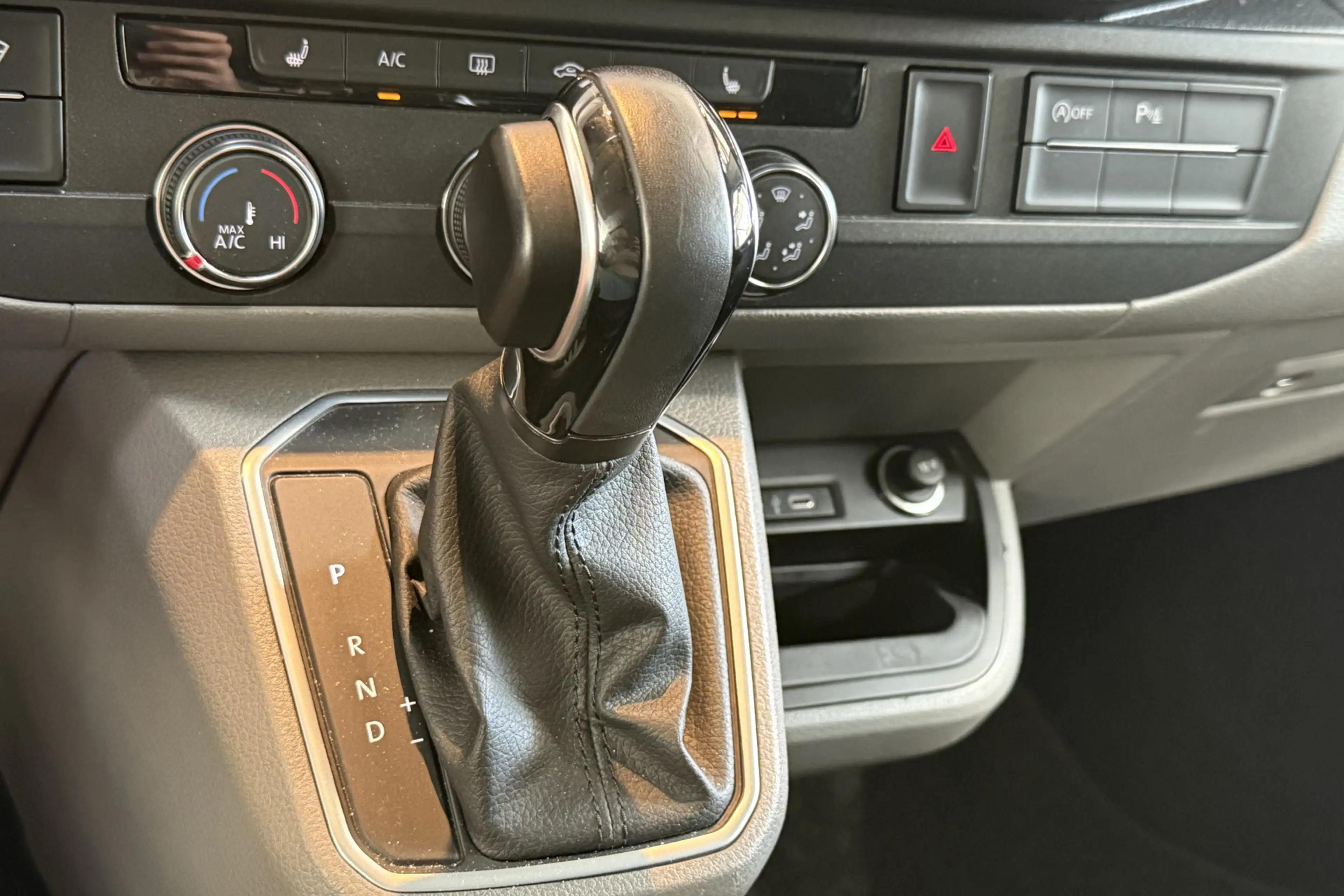 Volkswagen T6.1 Transporter 2.0 TDI L2H1 32 DC Bulli 204PK LEER / CAMERA / TV — photo 46