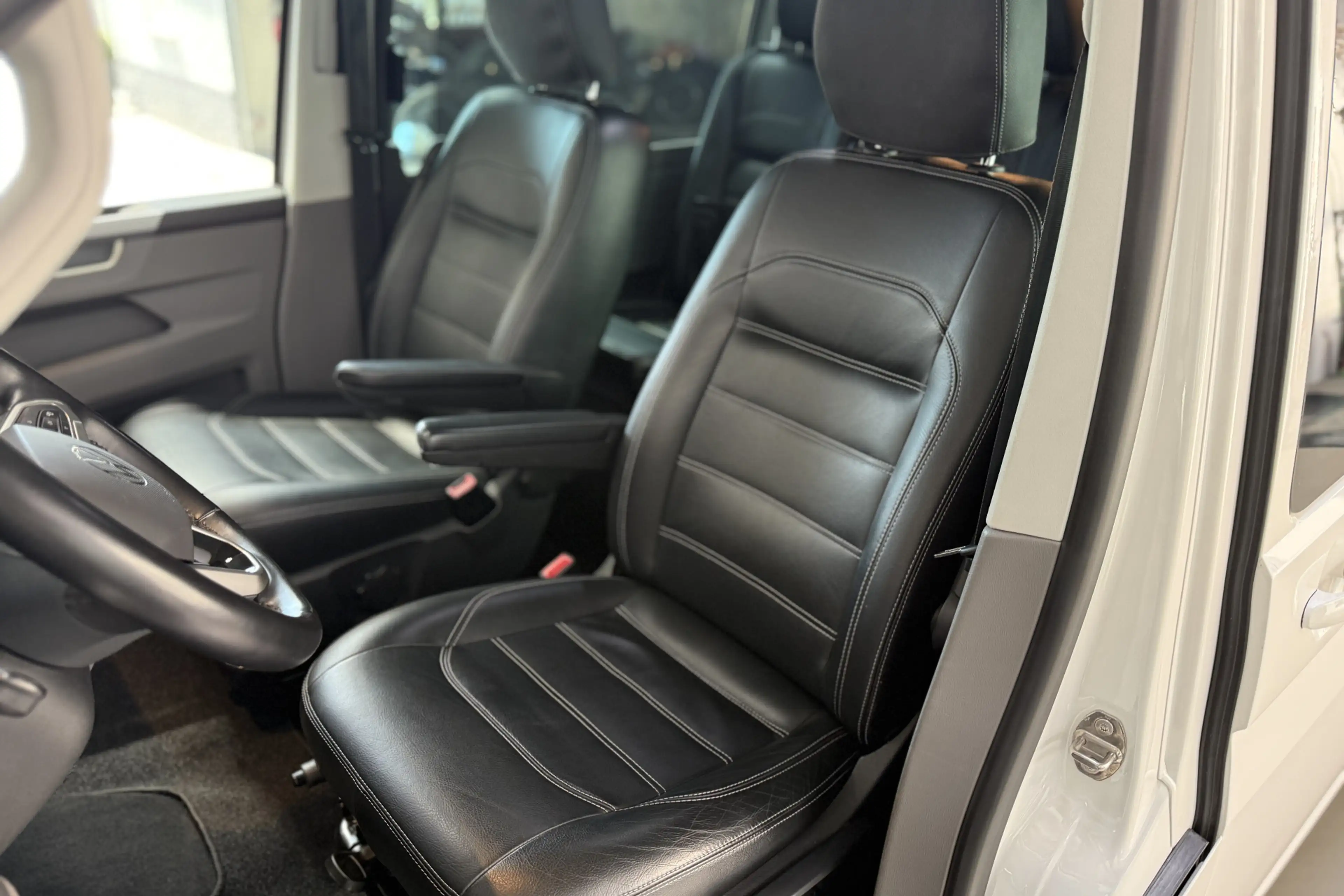 Volkswagen T6.1 Transporter 2.0 TDI L2H1 32 DC Bulli 204PK LEER / CAMERA / TV — photo 5