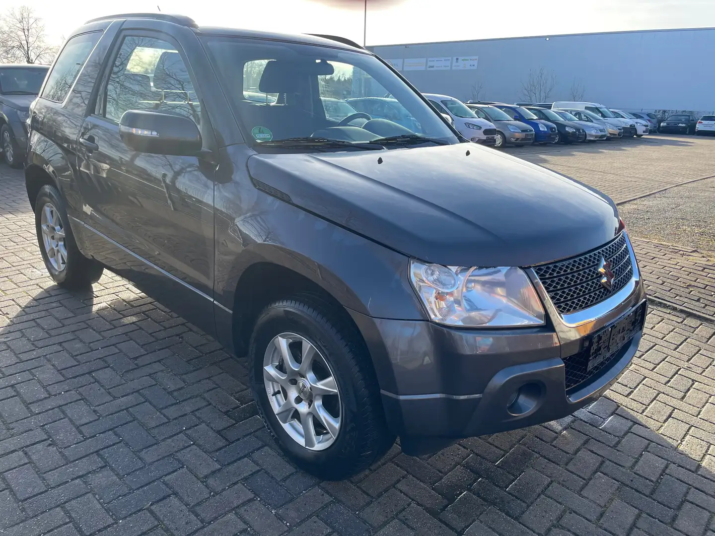 Suzuki Grand Vitara 1.6 Club (3-trg.) Allrad Grau - 2