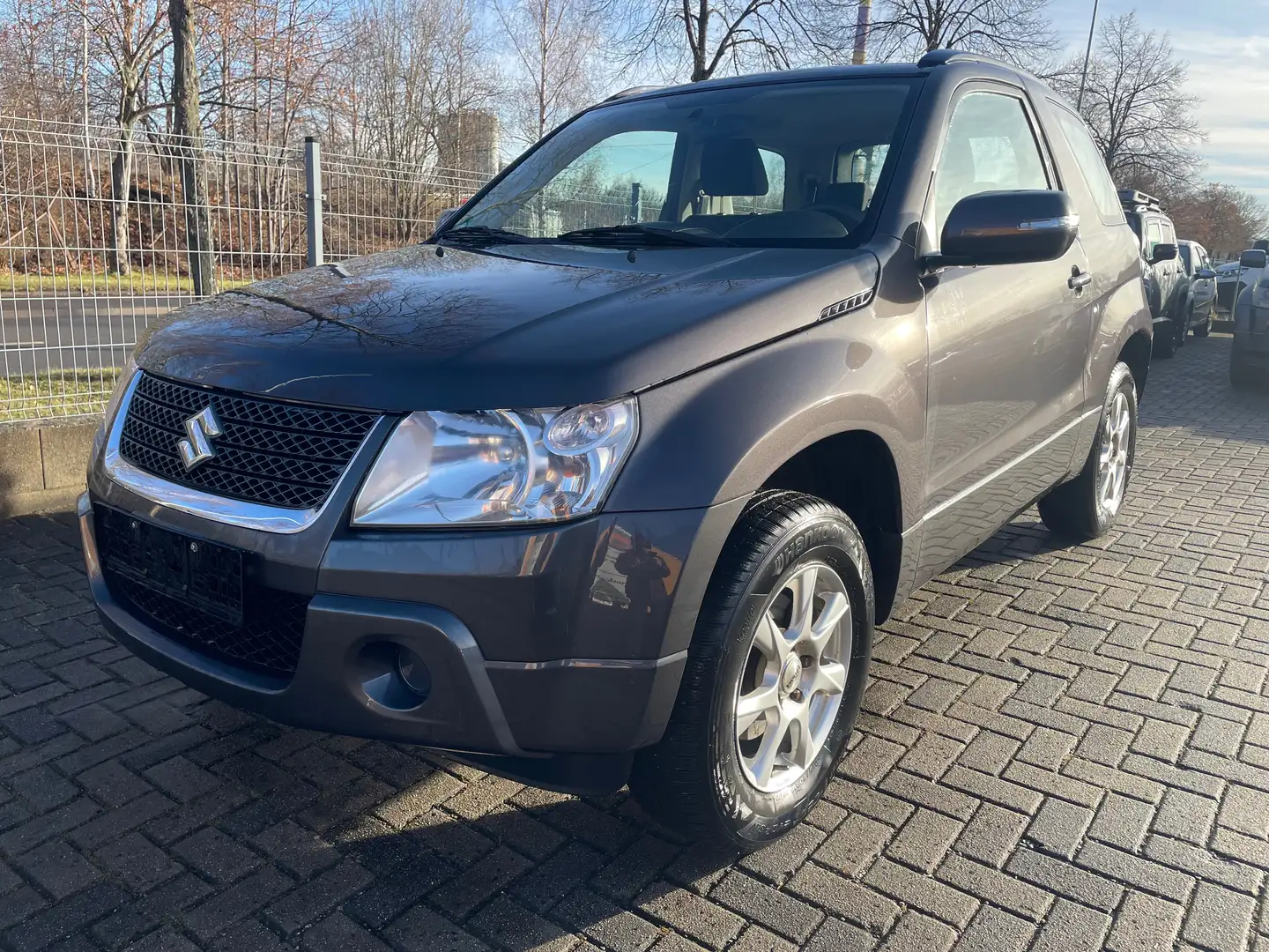 Suzuki Grand Vitara 1.6 Club (3-trg.) Allrad Grau - 1