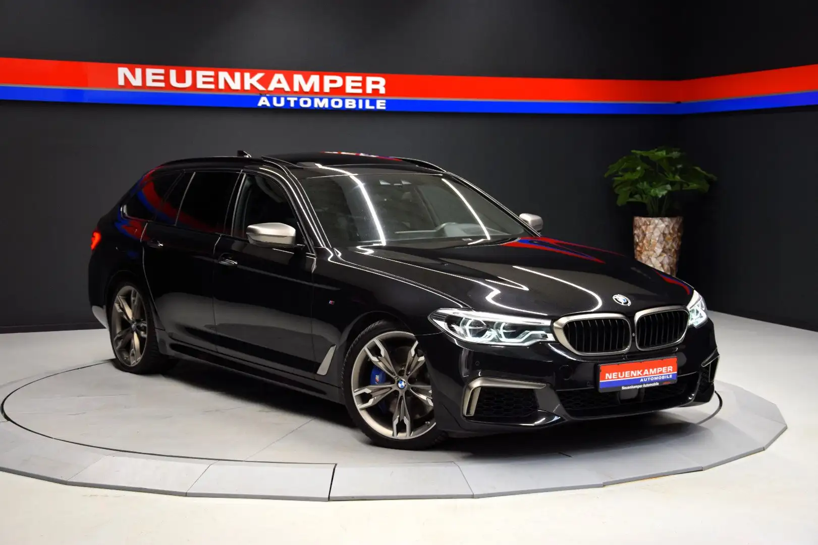 BMW 550 d xDr Tour Pano H/K HuD ACC Sitzlüft Massage Schwarz - 1