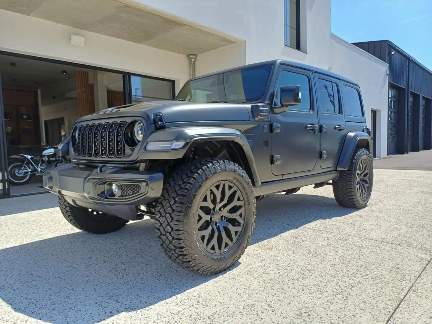 Jeep Wrangler BRUTE Sahara 4XE 380CH HYB Gris - 1