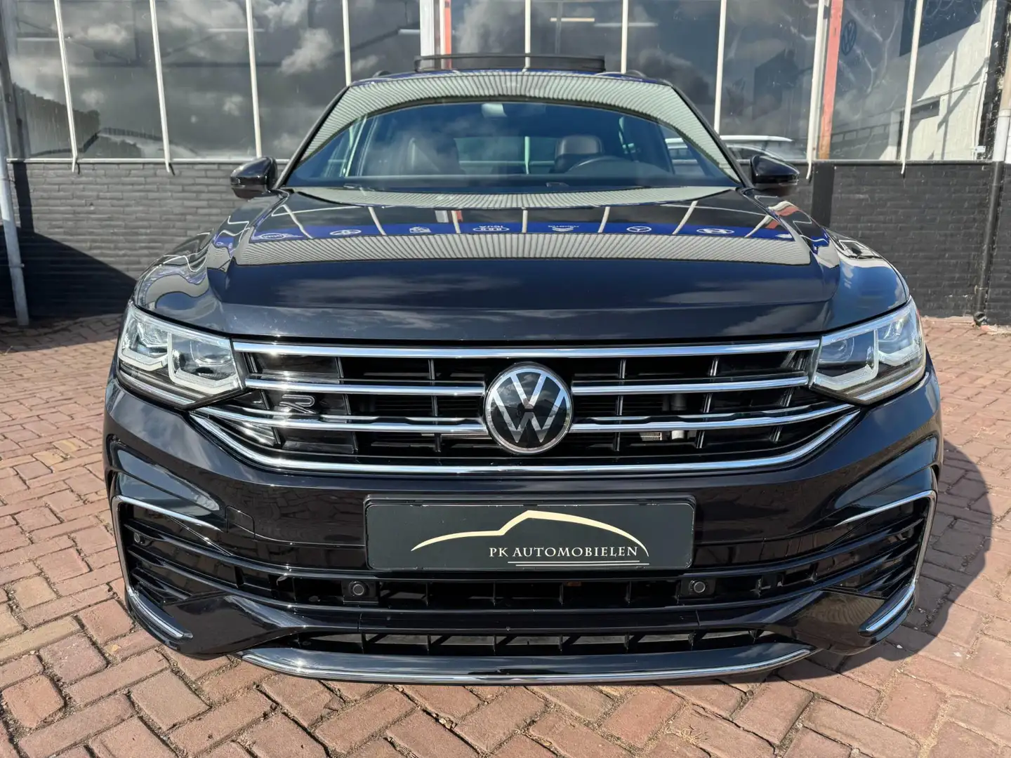Volkswagen Tiguan 1.5 TSI R-Line **PANODAK+CARPLAY+SIDE ASSIST** Zwart - 2