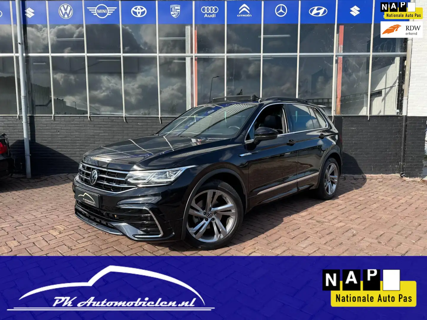 Volkswagen Tiguan 1.5 TSI R-Line **PANODAK+CARPLAY+SIDE ASSIST** Zwart - 1