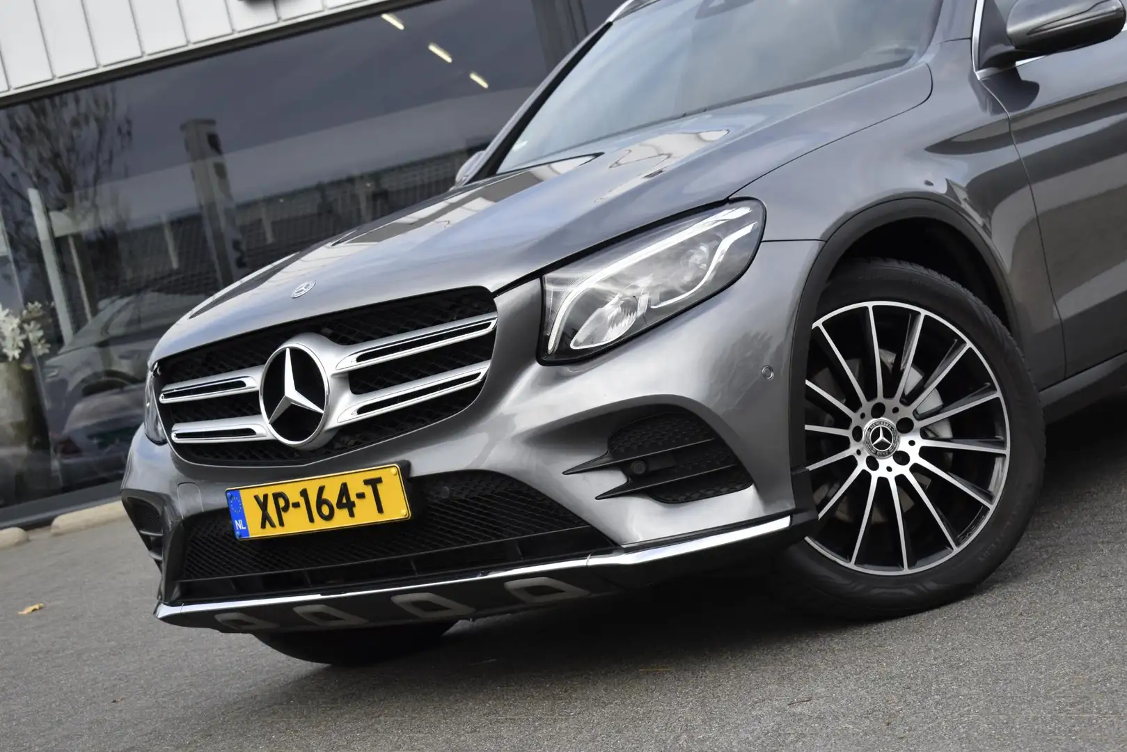 Mercedes-Benz GLC 250 4MATIC Premium Plus Grijs - 2
