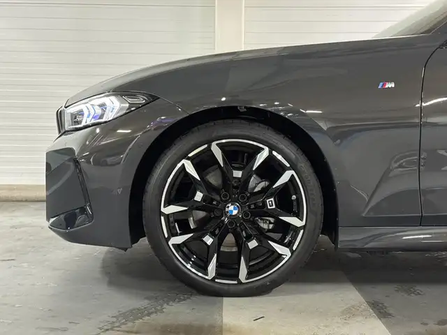 BMW 3 Series view 4