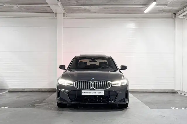 BMW 3 Series view 5