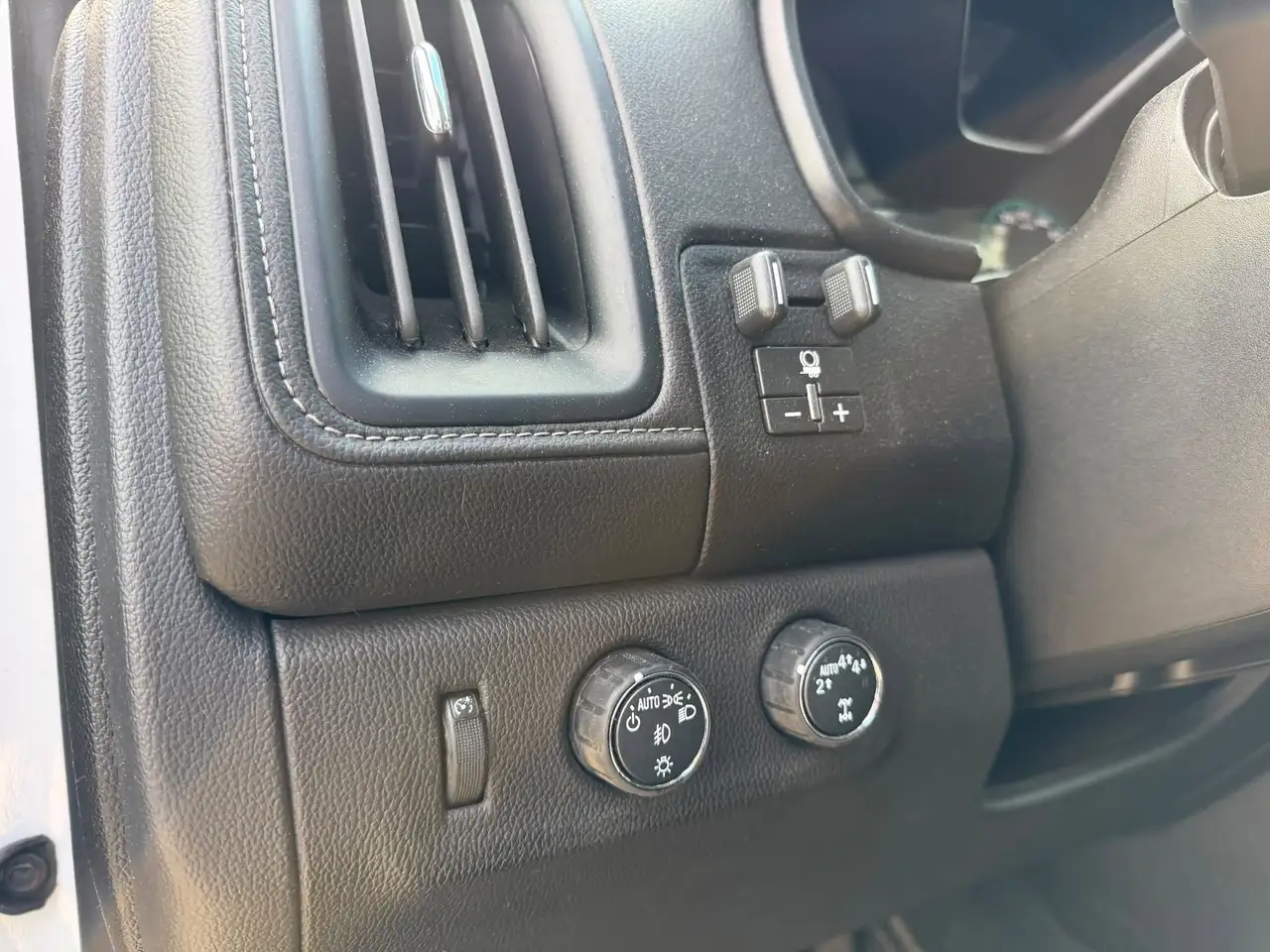 GMC Canyon photo GMC Canyon