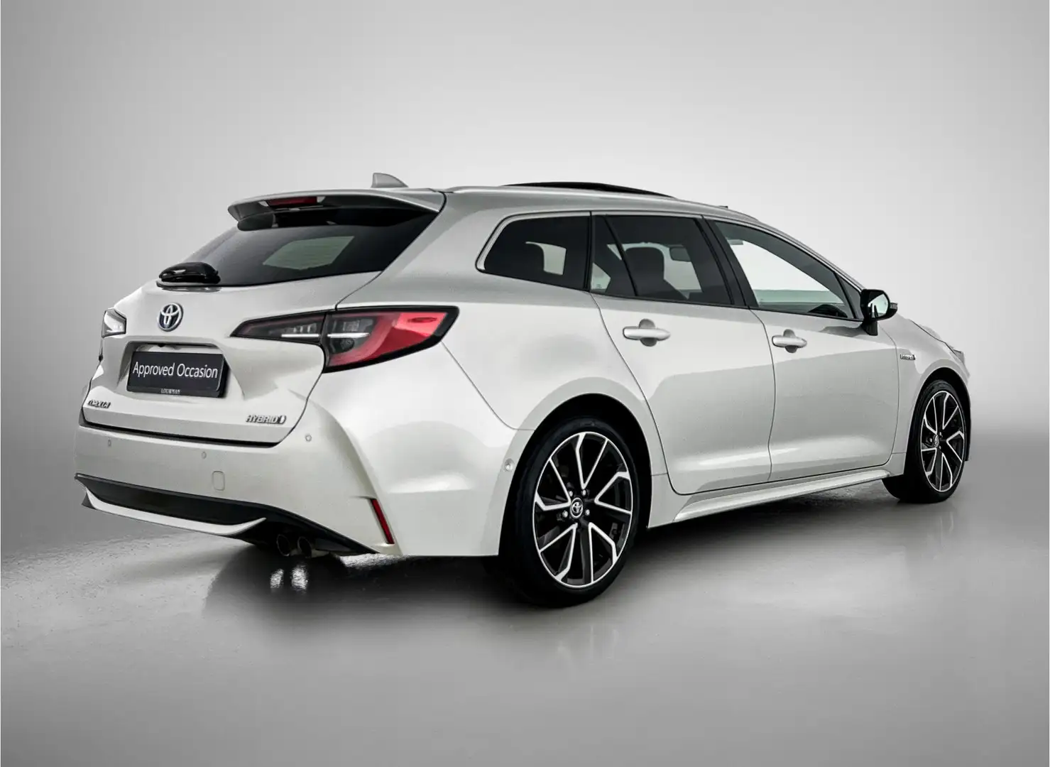 Toyota Corolla Touring Sports 2.0 Hybrid Executive Pano Grijs - 2