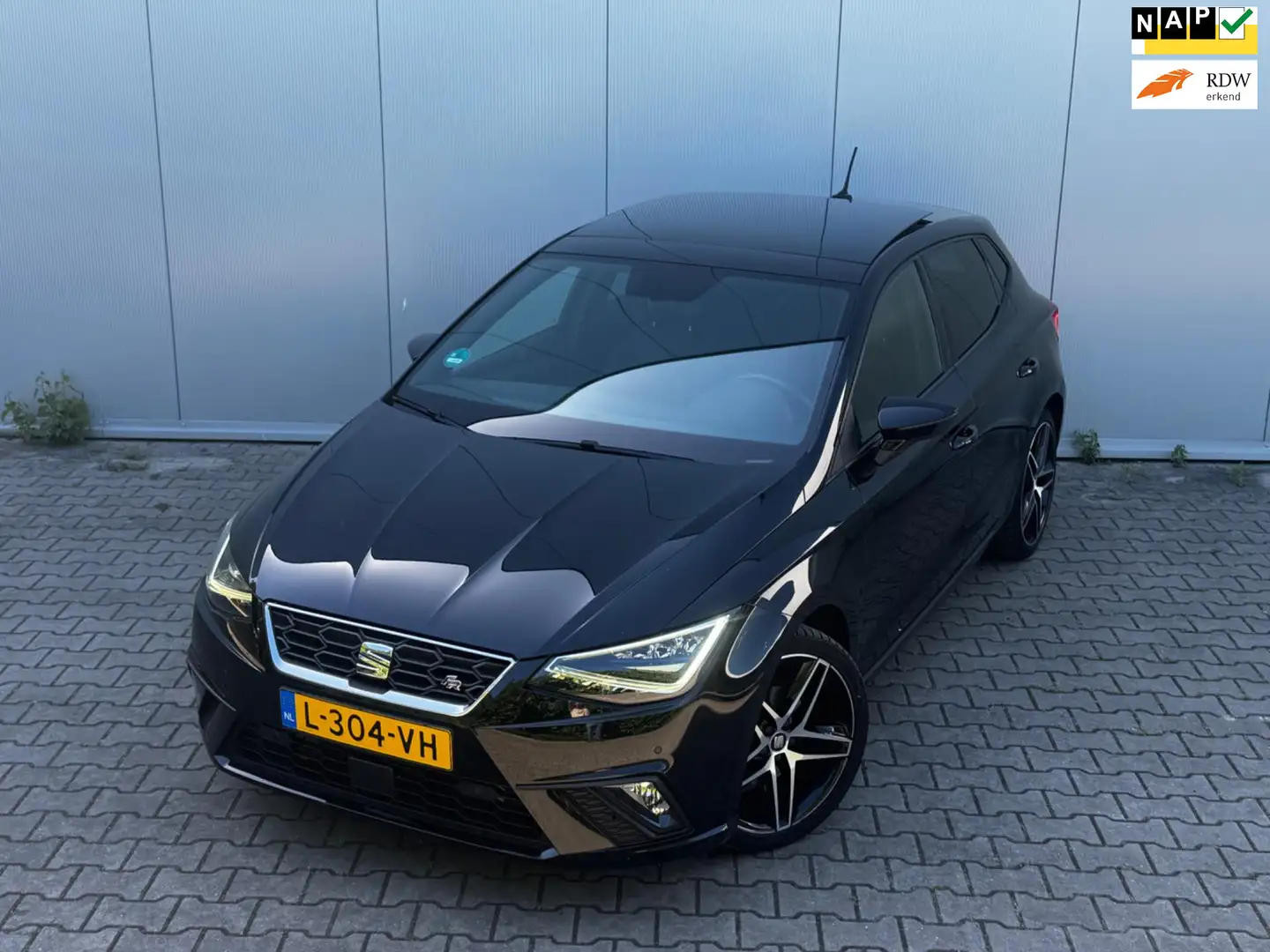 SEAT Ibiza 1.0 TSI FR BUSINESS INTENS PANORAMA VIRTUAL CARPLA Zwart - 1