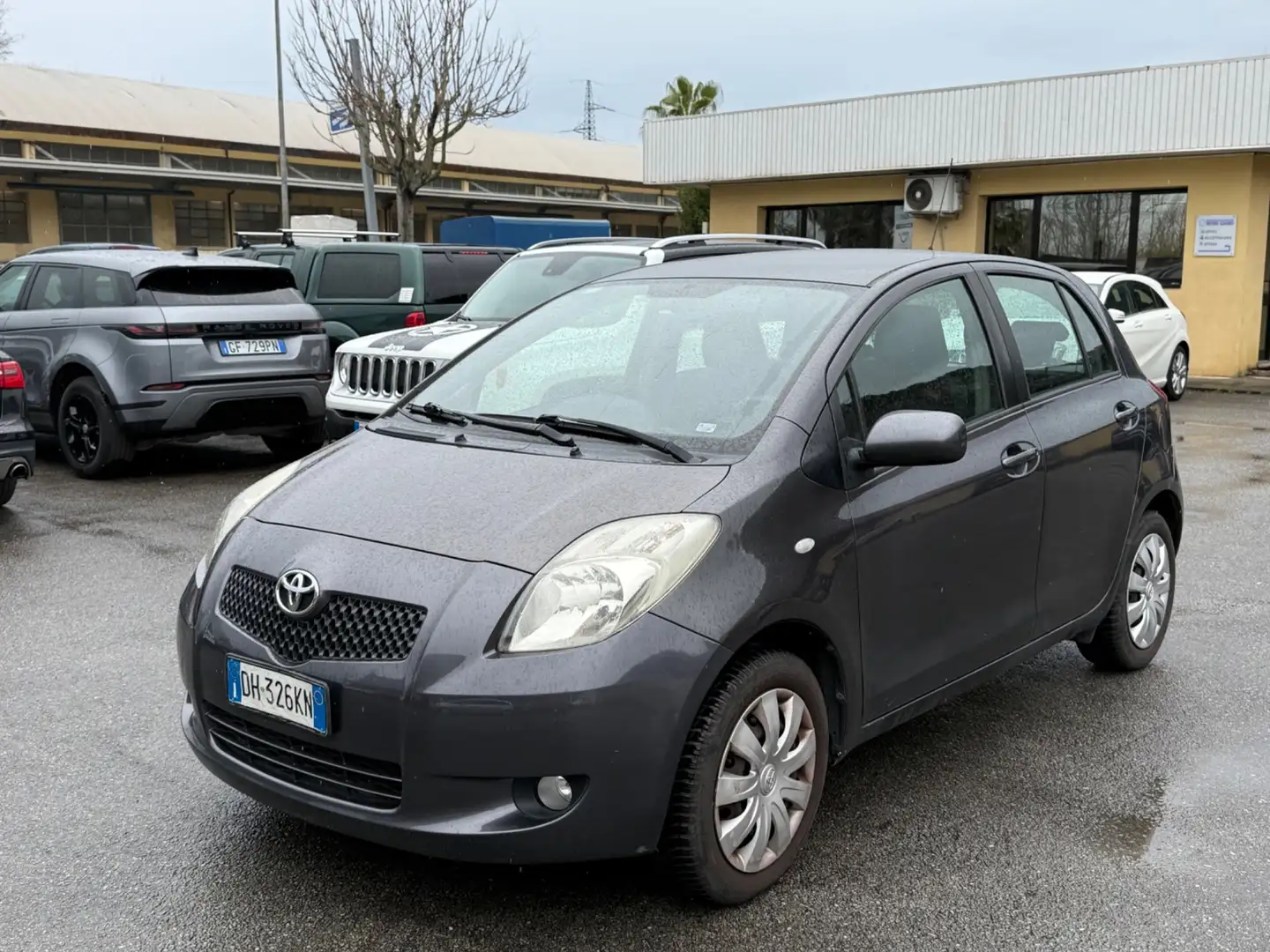 Toyota Yaris 1.3 5 porte Sol Grigio - 1