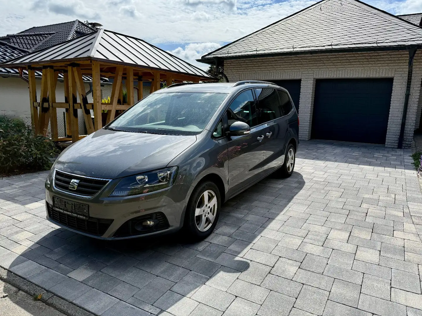 SEAT Alhambra 20th Anniversary 4Drive 7-Sitzer Navi Grau - 2