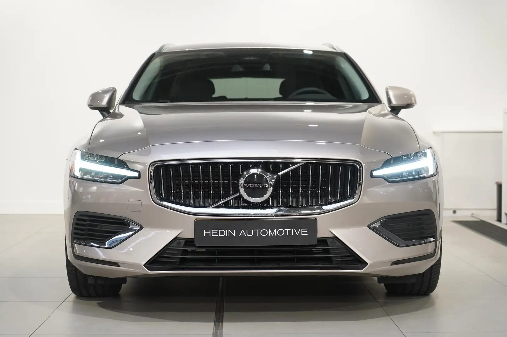 Volvo V60 T6 Plug-in hybrid AWD Essential Edition 350pk Plug Gris - 2