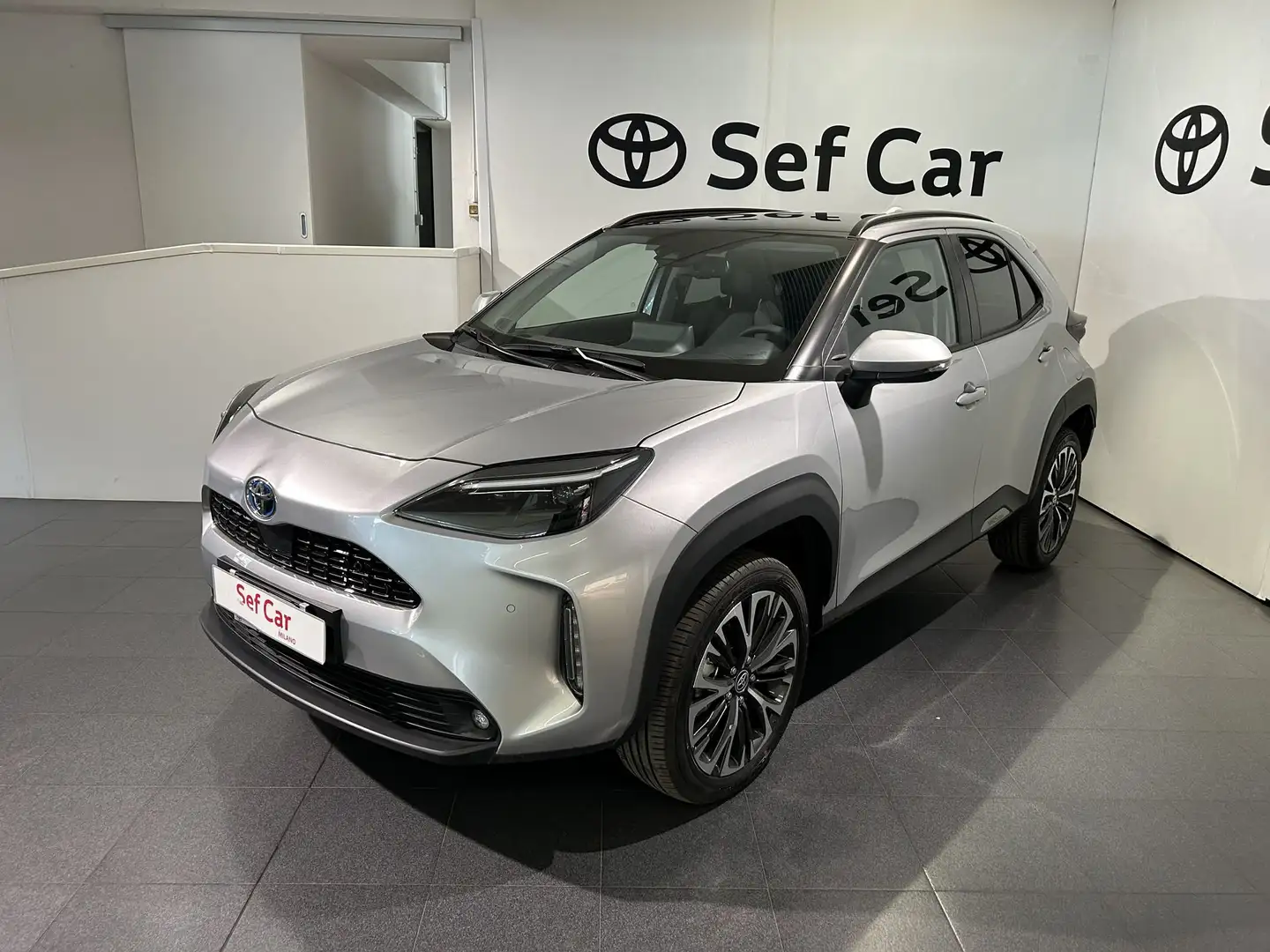 Toyota Yaris Cross 1.5 Hybrid 116 CV My 22 5p. E-CVT AWD-i Lounge KM Argento - 1