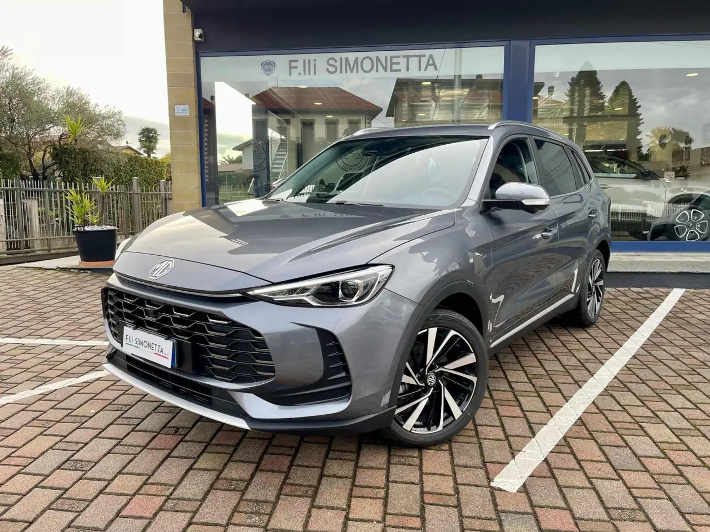 MG ZS 1.5 Hybrid+ Luxury Grijs - 1