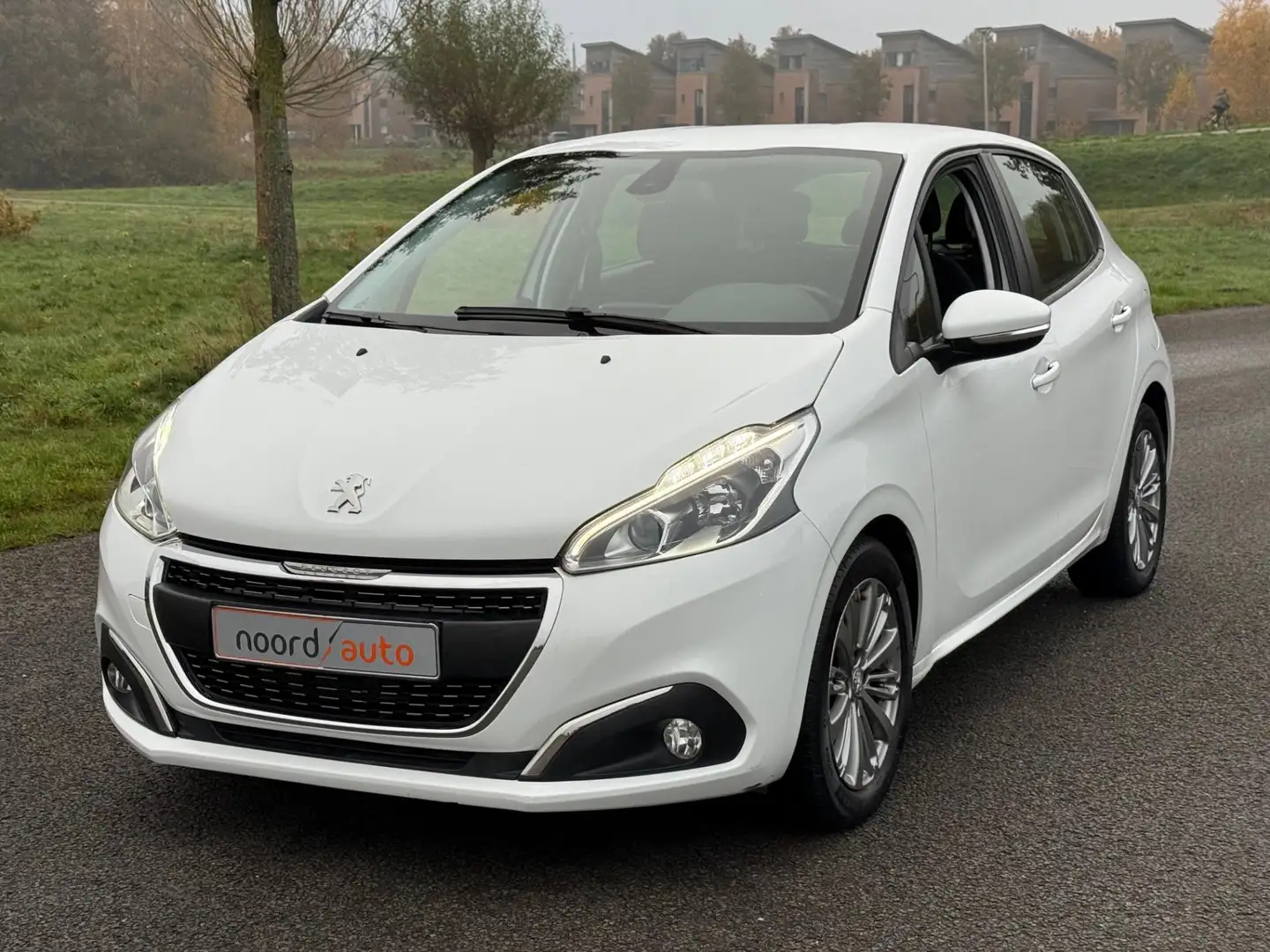 Peugeot 208 1.2 PureTech Signature | Airco | Cruise | Wit - 2