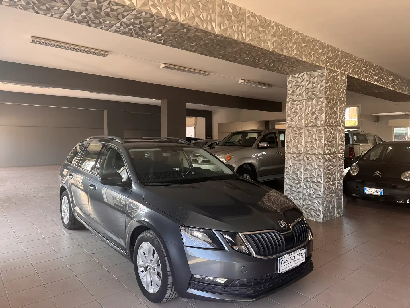 Skoda Octavia Wagon 1.6 tdi Executive 115cv dsg Grijs - 2