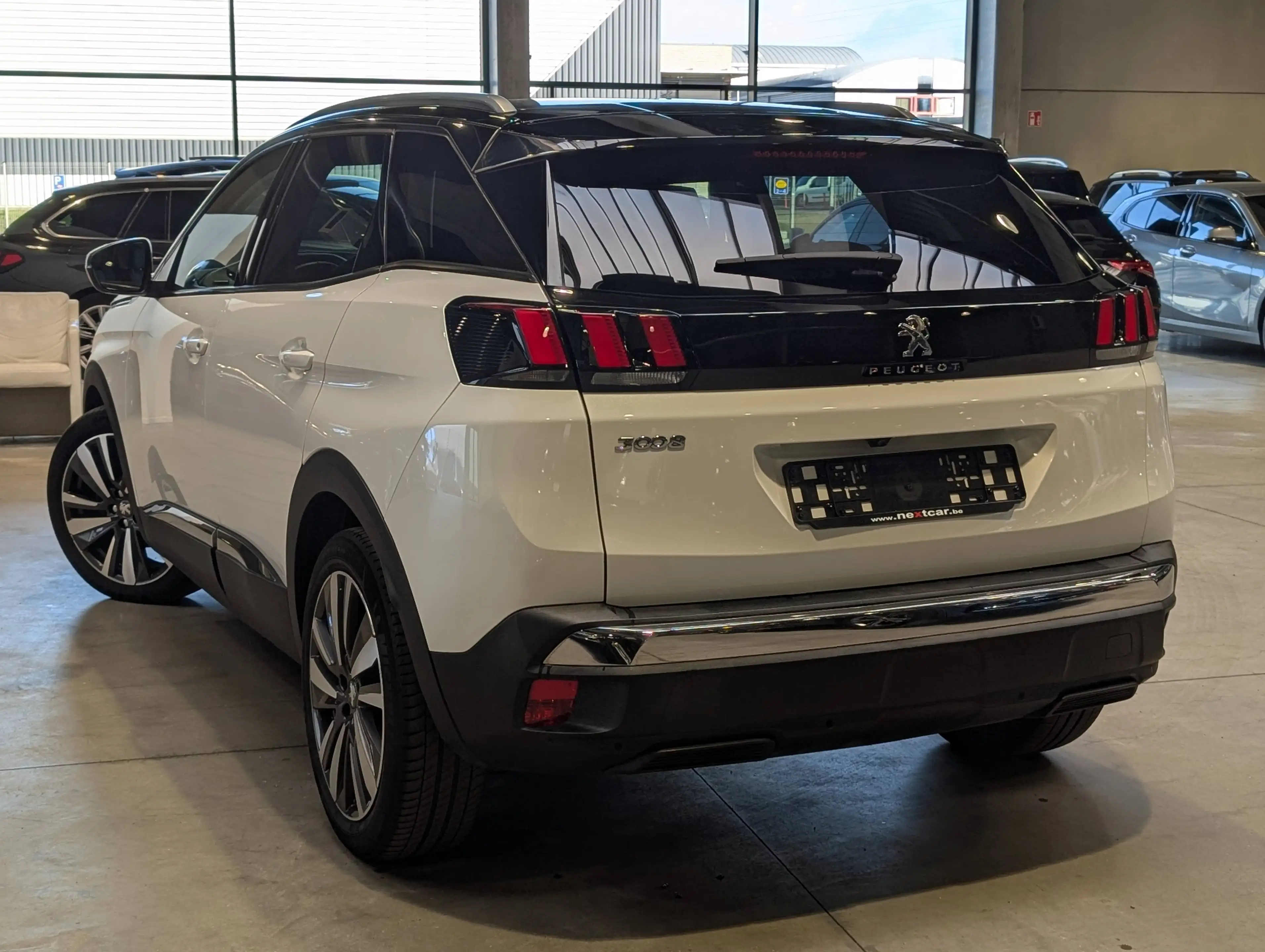 Peugeot 3008 1.5BlueHDi Allure *NAVI-LED-CAMERA-PARKING-CRUISE* — photo 4
