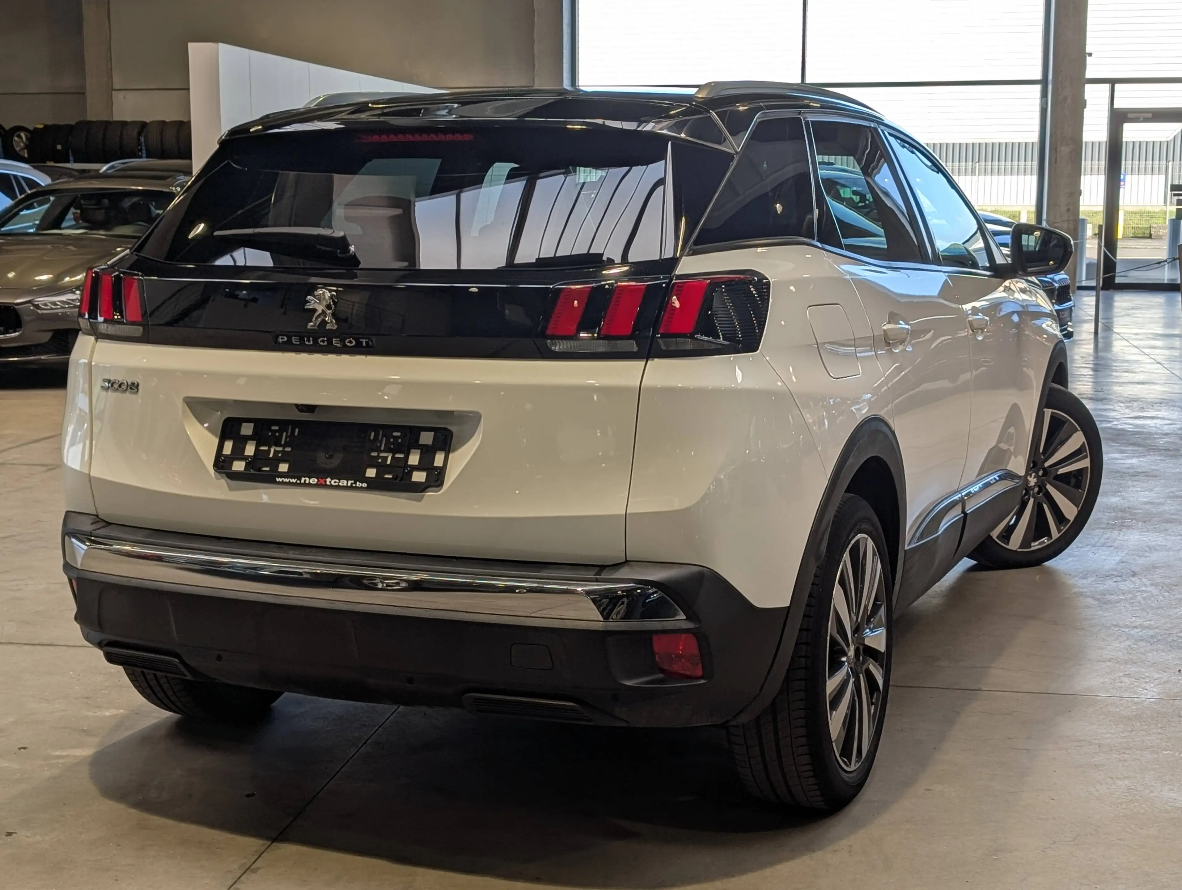 Peugeot 3008 1.5BlueHDi Allure *NAVI-LED-CAMERA-PARKING-CRUISE* — photo 3