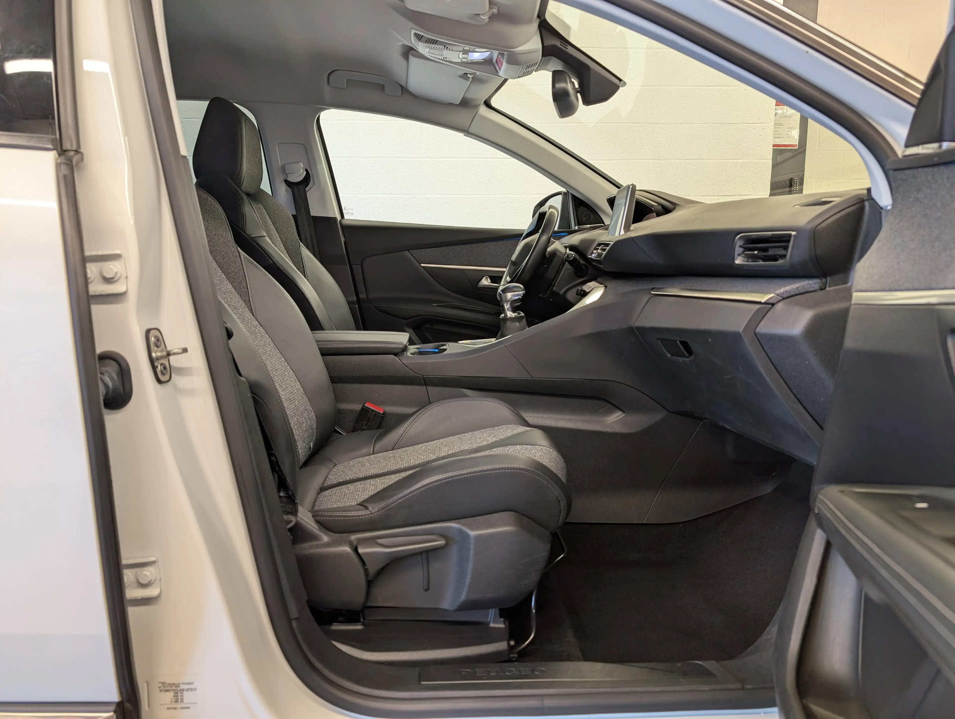 Peugeot 3008 1.5BlueHDi Allure *NAVI-LED-CAMERA-PARKING-CRUISE* — photo 7