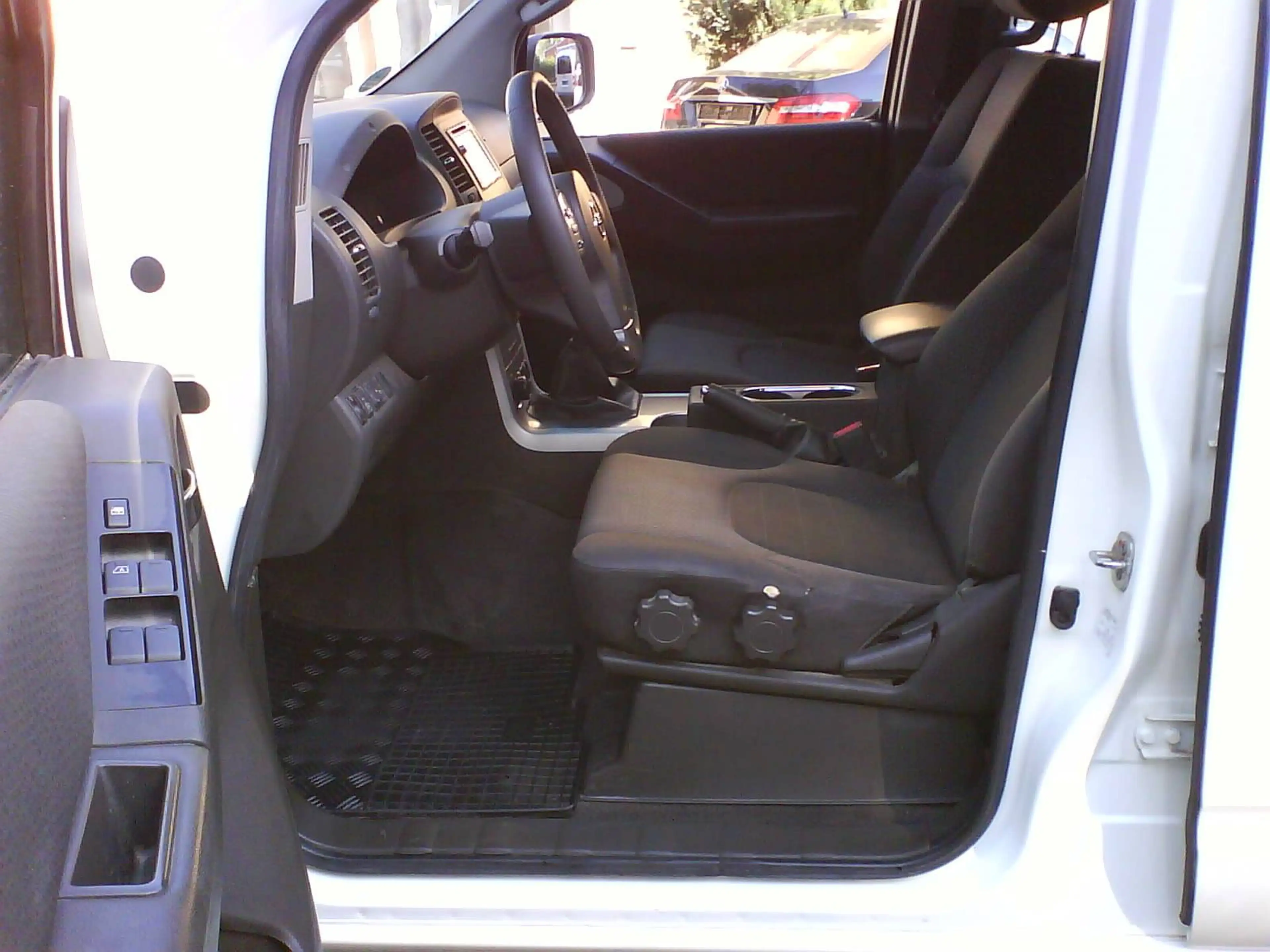 Nissan Navara Double Cab PLATINUM 4X4 — photo 6