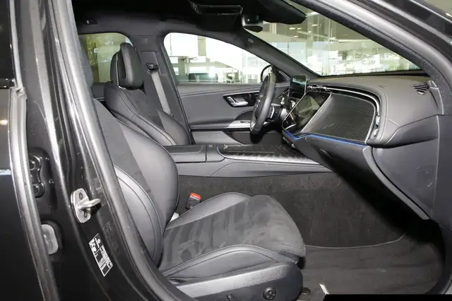 Mercedes-Benz E-Class view 6
