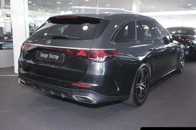 Mercedes-Benz E-Class view 3