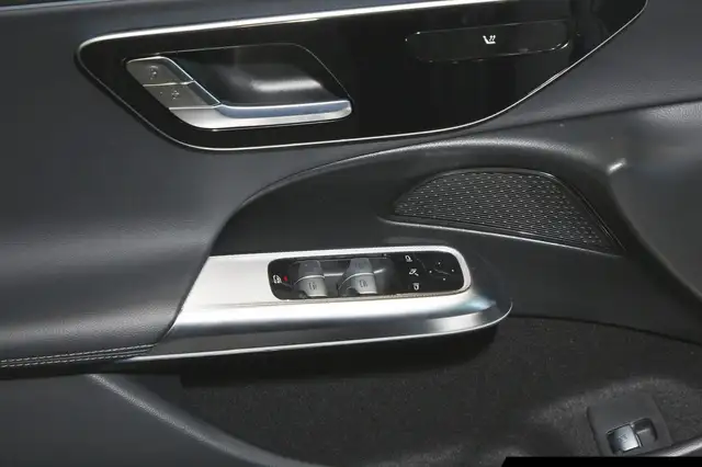 Mercedes-Benz E-Class view 14