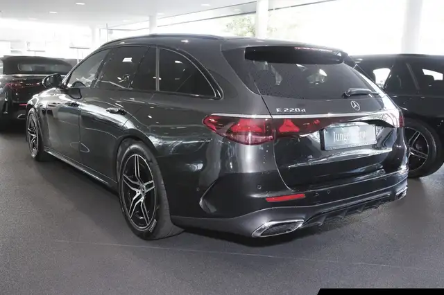 Mercedes-Benz E-Class view 4