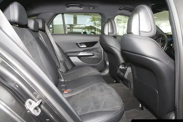 Mercedes-Benz E-Class view 9