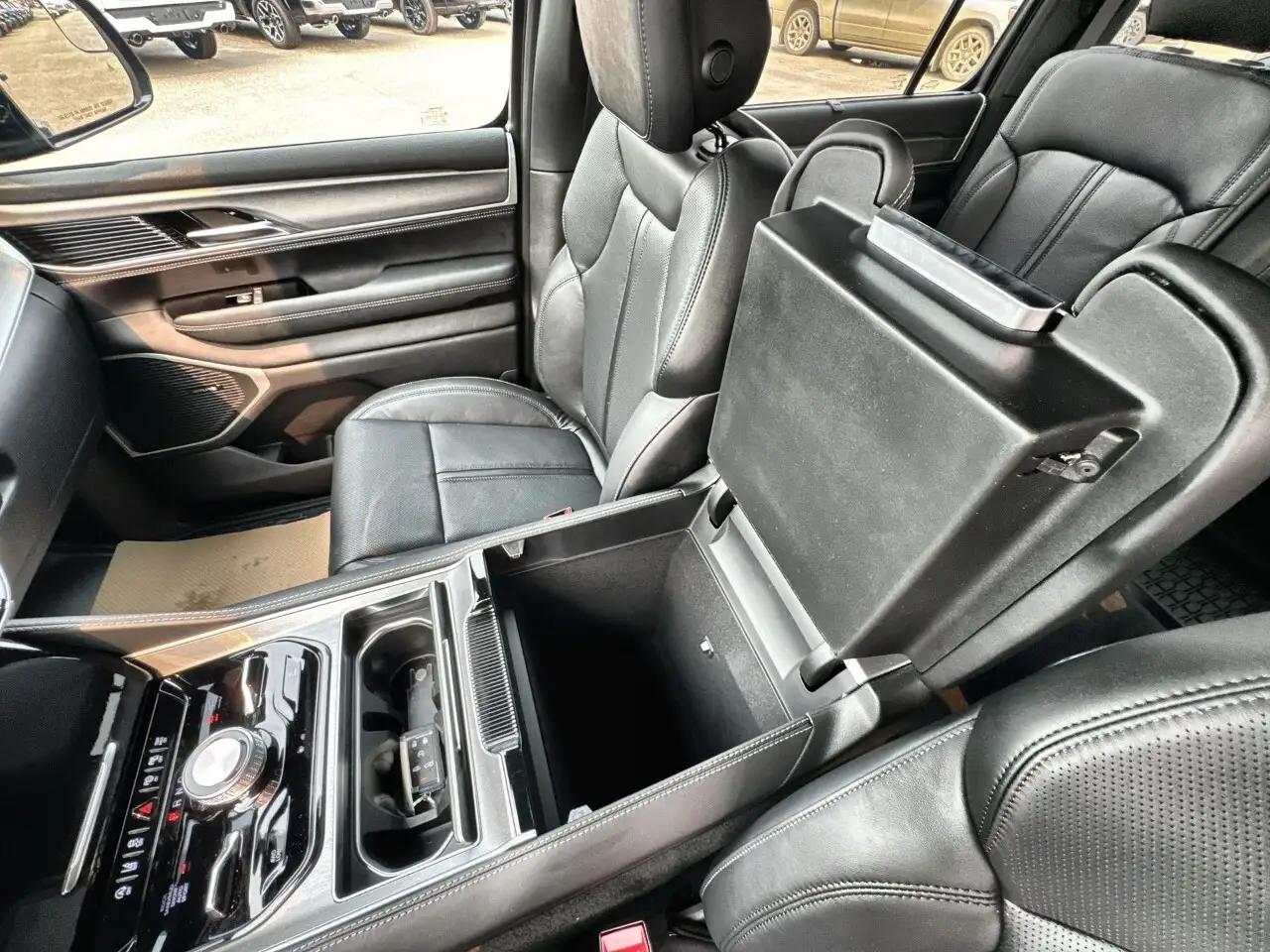 Jeep Grand Wagoneer photo Jeep Grand Wagoneer