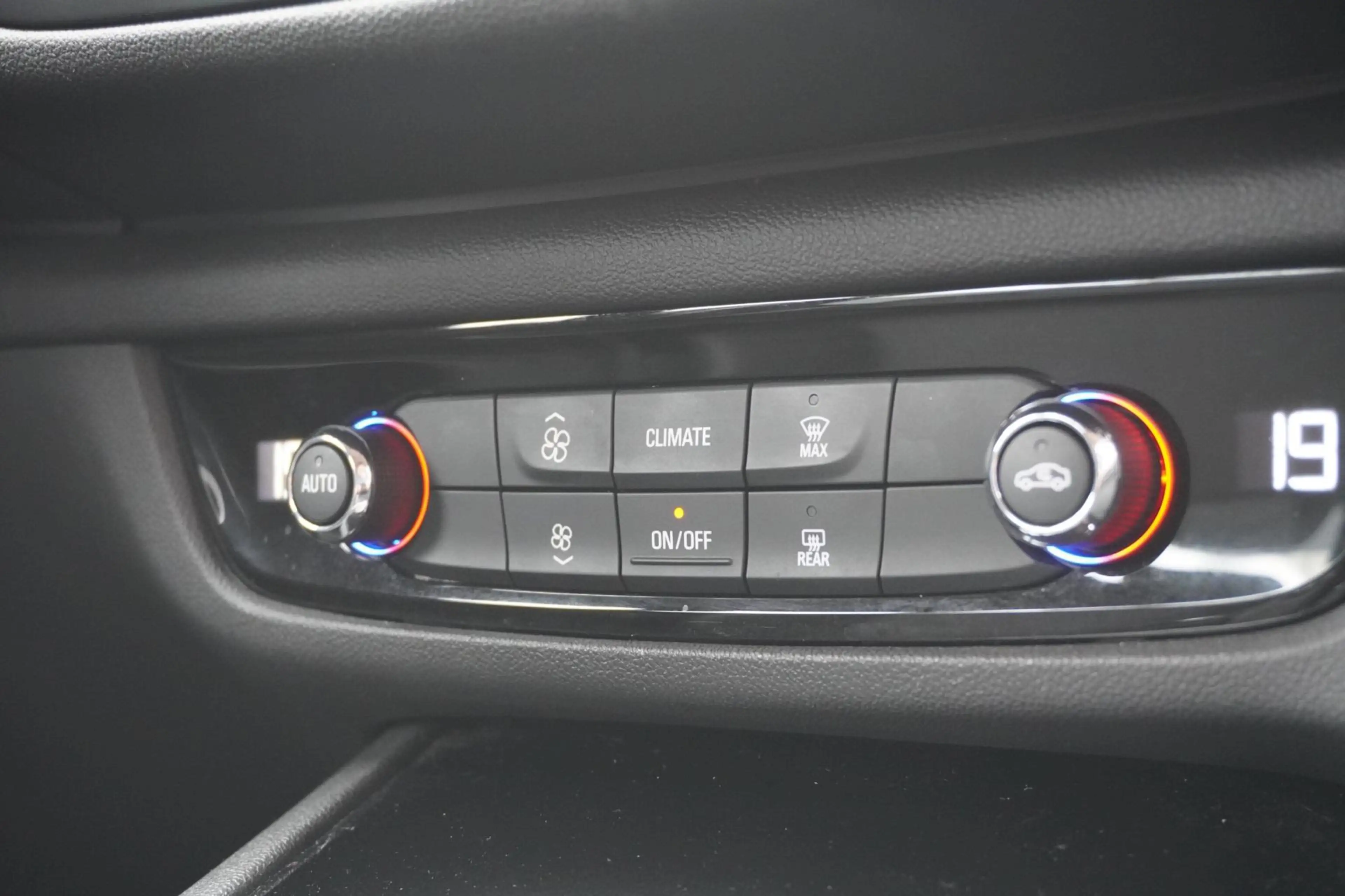 Opel Insignia Sports Tourer 1.5 Turbo Business Executive | Virt. — photo 33