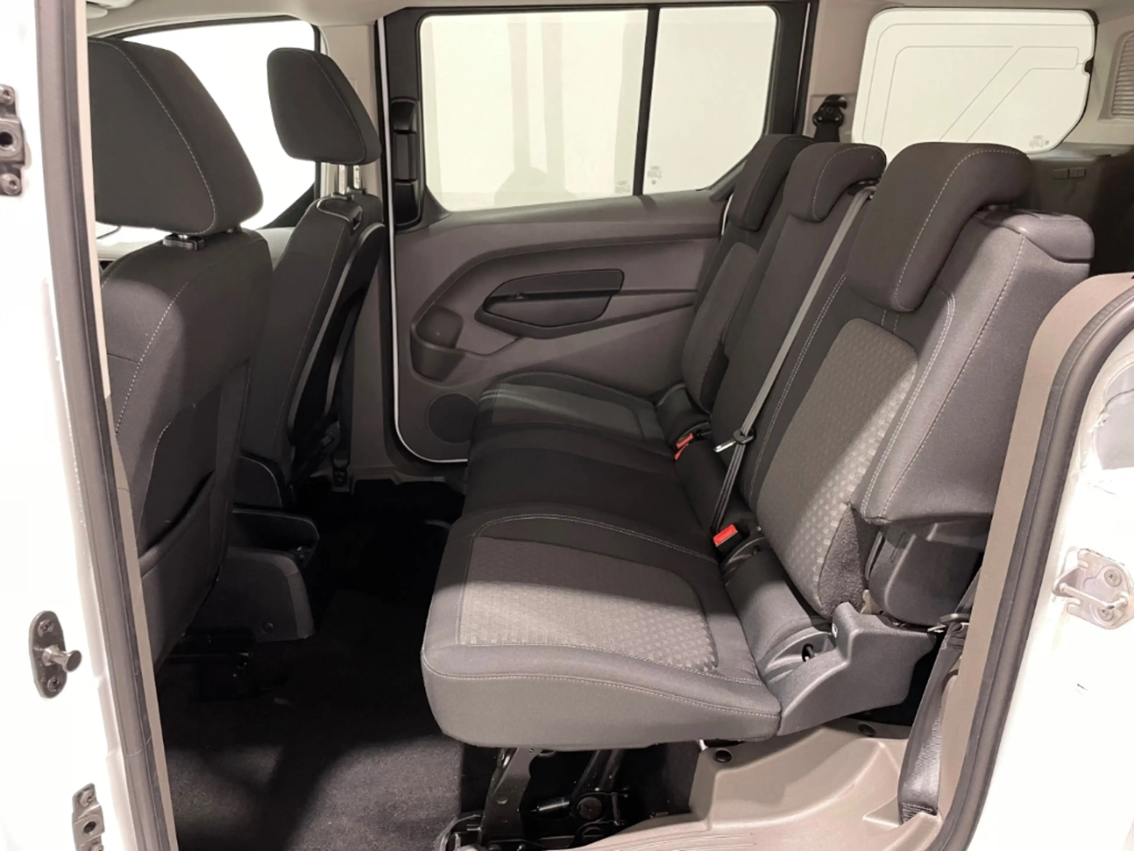 Ford Grand Tourneo 1.5 EcoBlue Trend EU6d 7-Sitzer Pano Klima PDC — photo 6
