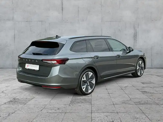 Skoda Superb view 5