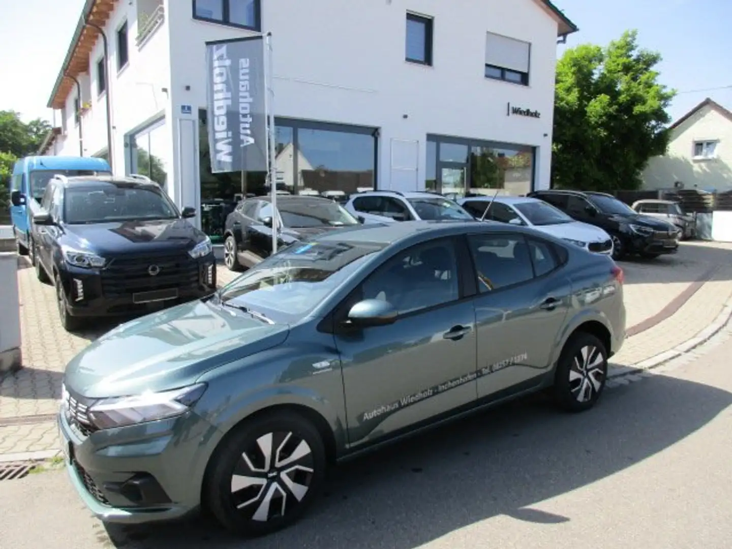 Dacia Logan Expression TCE 90 Navi Klima PDC Radio Bluetooth Grün - 1